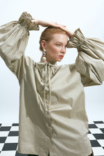 Load image into Gallery viewer, The Volume Sleeve Shirt – Sand
